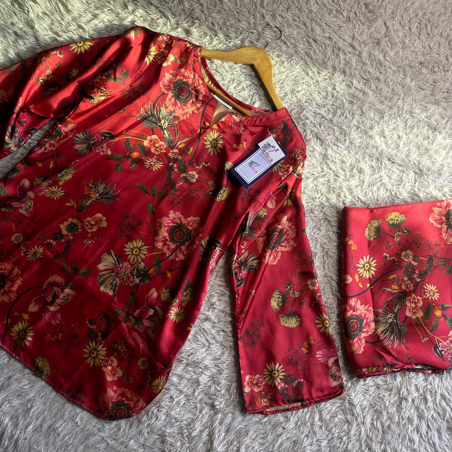 Red floral 🌺